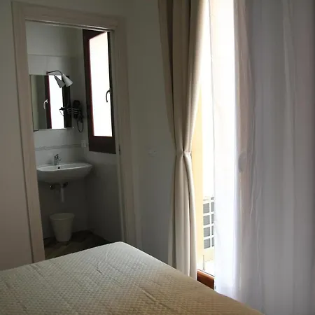 La Meridiana فندق مبيت وإفطار كاستيلاّماري ديل غو